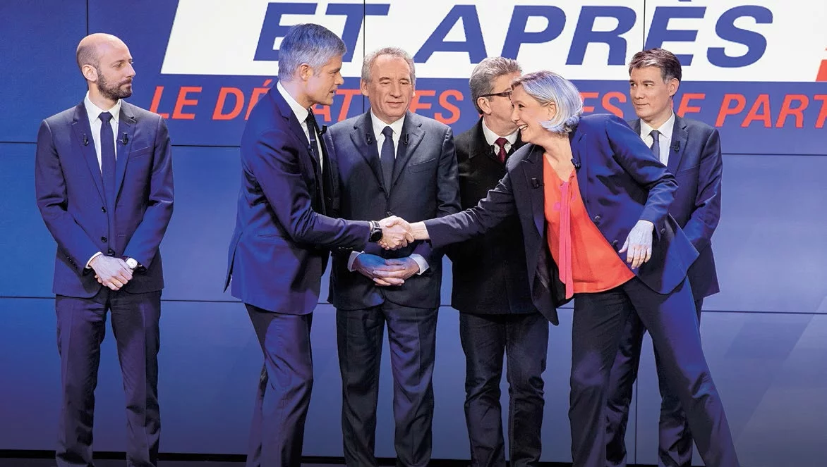 Laurent Wauquiez (podaje rękę Marine Le Pen) po ostatniej wyborczej porażce zrezygnował z kierowania partią Republikanie