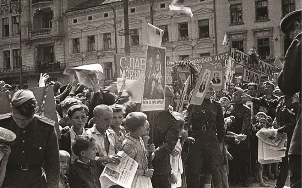 Dzieci ukraińskie podczas wiecu poparcia dla Armii Czerwonej, Lwów, 1944 rok