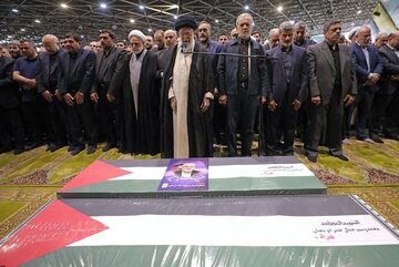 Ajatollah Ali Chamenei prowadzi modlitwę za zabitego lidera Hamasu Ismaila Haniję