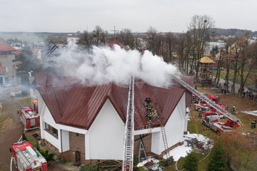 Akcja dogaszania pożaru kościoła pw. św. Andrzeja Boboli, na rynku Nowosolna w Łodzi