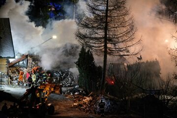 Akcja ratunkowa w miejscu wybuchu gazu, do którego doszło 4 grudnia ok. godz. 19:00 w domu jednorodzinnym w Szczyrku