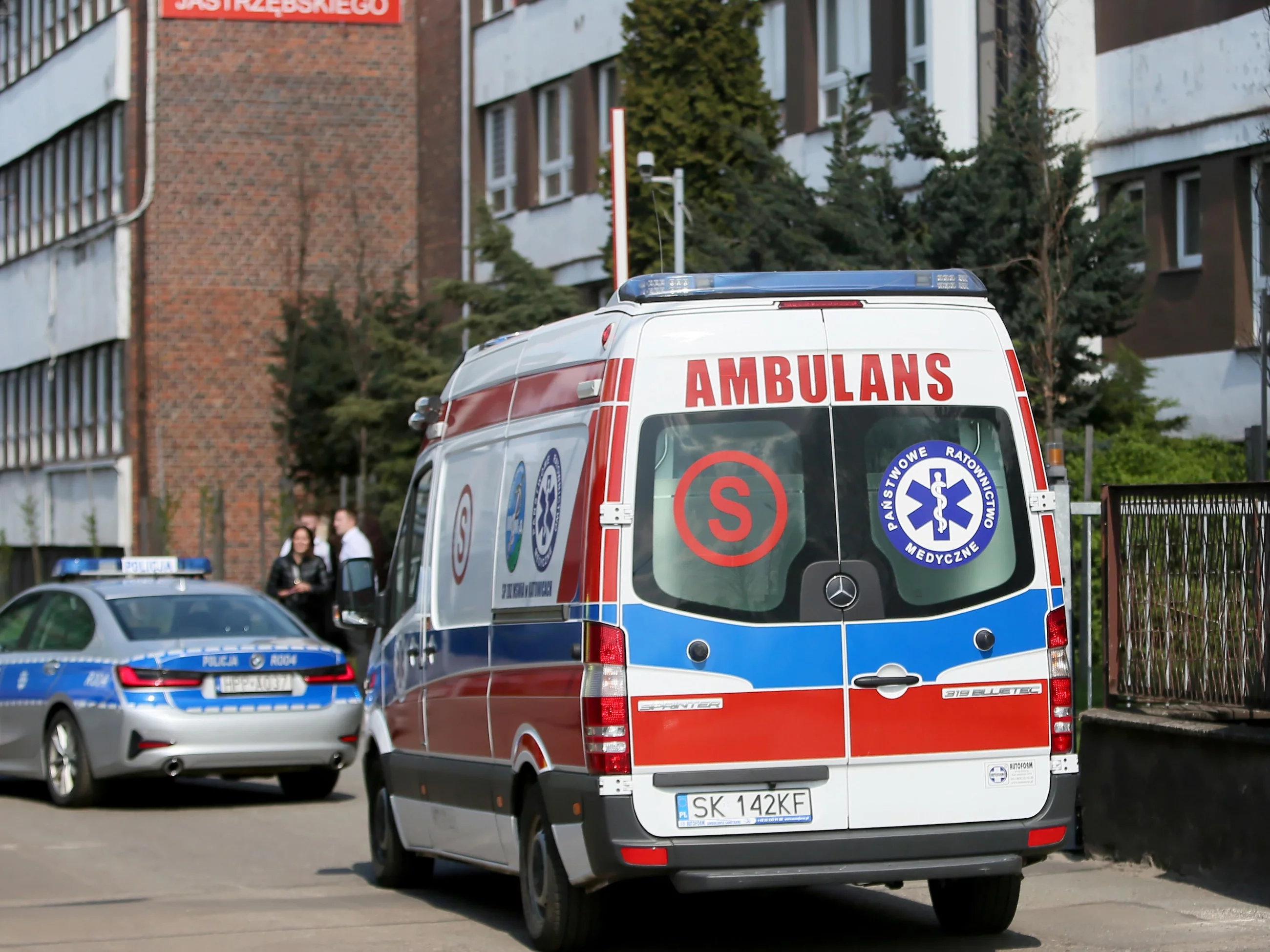 Ambulans przed Kopalnią Węgla Kamiennego Borynia-Zofiówka Ruch Zofiówka w Jastrzębiu-Zdroju