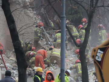 Akcja służb w miejscu wybuchu gazu w trzypiętrowej kamienicy w Katowicach-Szopienicach.