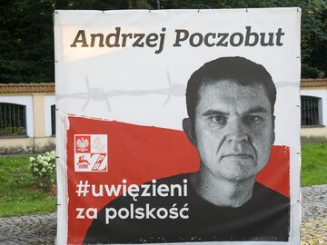 Akcja solidarności z prześladowanymi liderami Związku Polaków na Białorusi Andżeliką Borys i Andrzejem Poczobutem na skwerze przy pomniku ks. Jerzego Popiełuszki w Białymstoku.