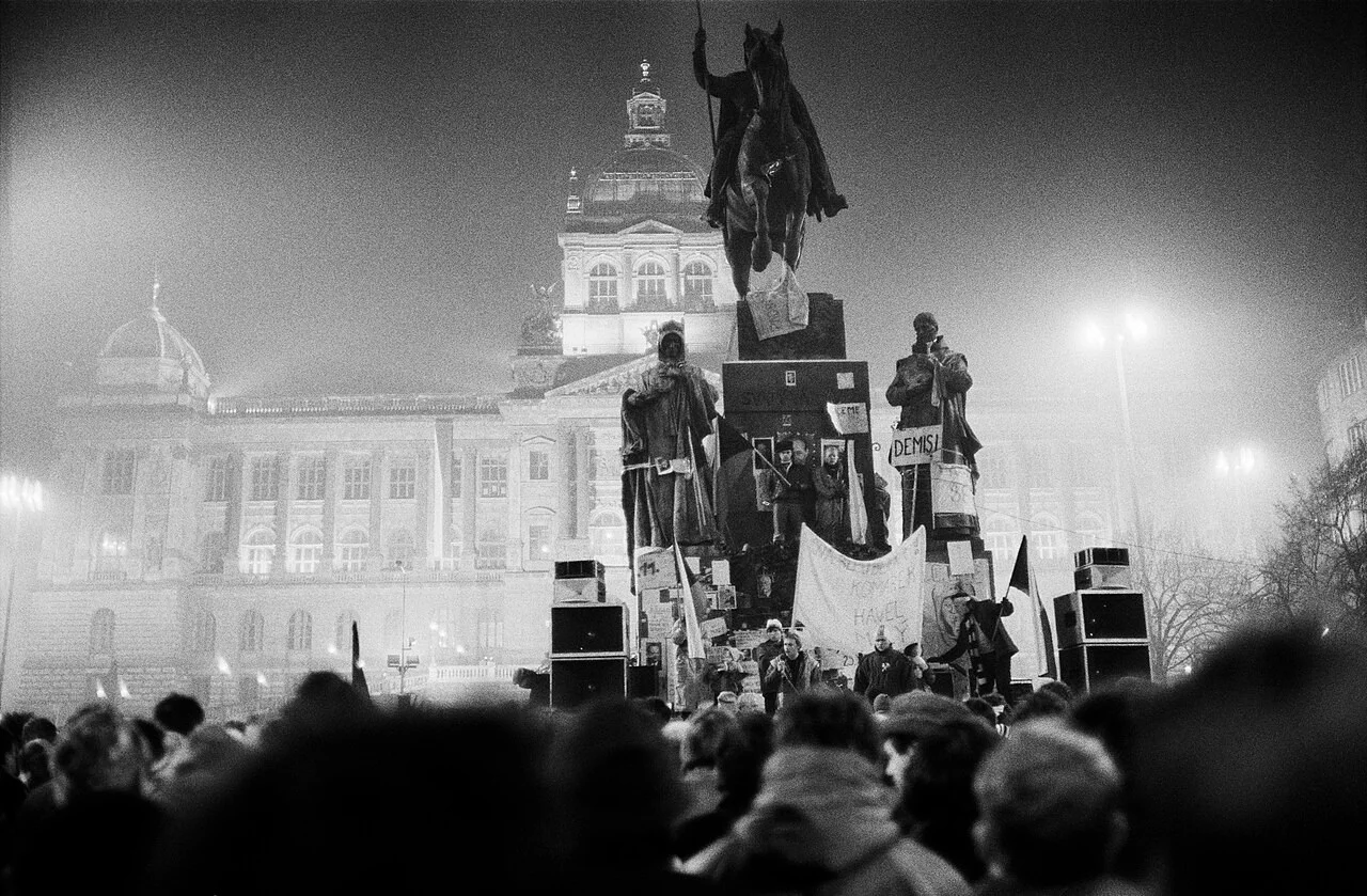 Demonstracja na placu Wacława w Pradze w Czechosłowacji podczas Aksamitnej Rewolucji w 1989 roku, z Muzeum Narodowym w tle. Zdjęcie prawdopodobnie zrobione 24–28 listopada 1989 roku