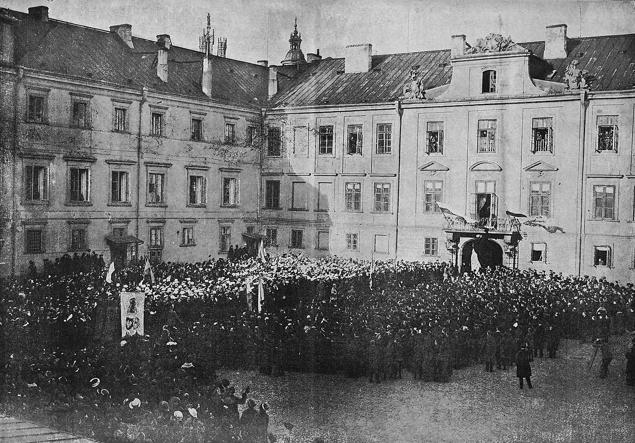 Zgromadzenie delegacji na dziedzińcu Zamku Królewskiego w Warszawie po odczytaniu Aktu 5 listopada