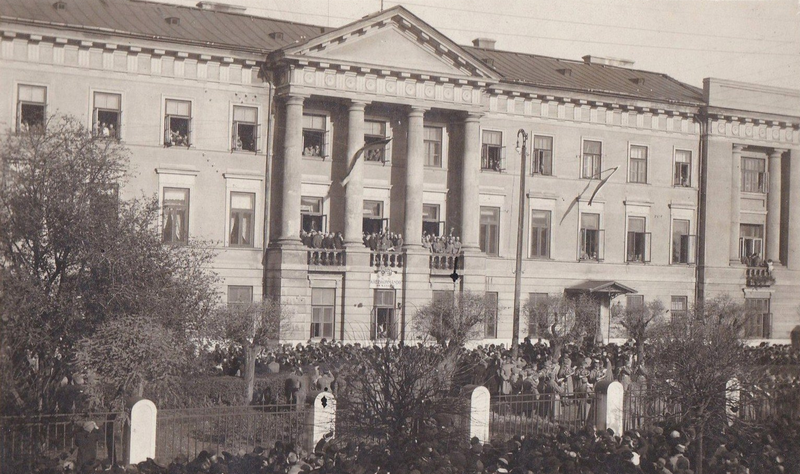 Ogłoszenie Aktu 5 listopada z balkonu Pałacu Sandomierskiego w Radomiu