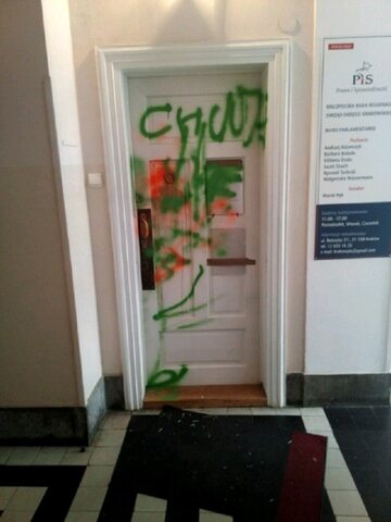 Akt wandalizmu. Ktoś pomazał drzwi biura PiS w Krakowie