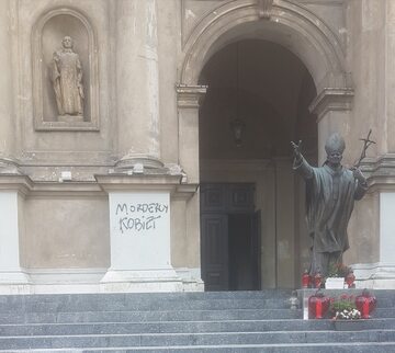 Akt wandalizmu na fasadzie kościoła pw. Wszystkich Świętych w Warszawie