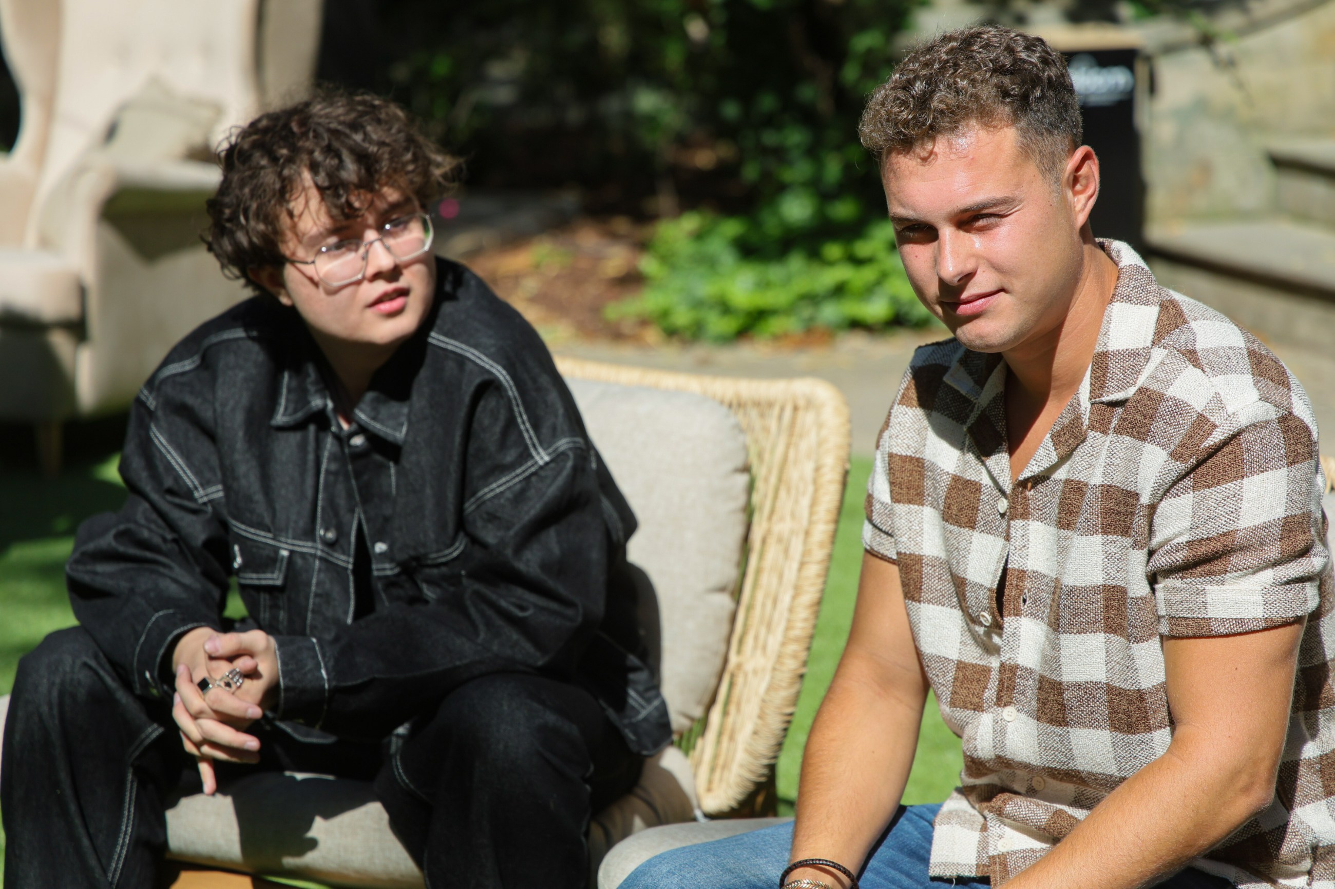 Aktorzy Adam Zdrójkowski (P) i Mateusz Pawłowski (L)