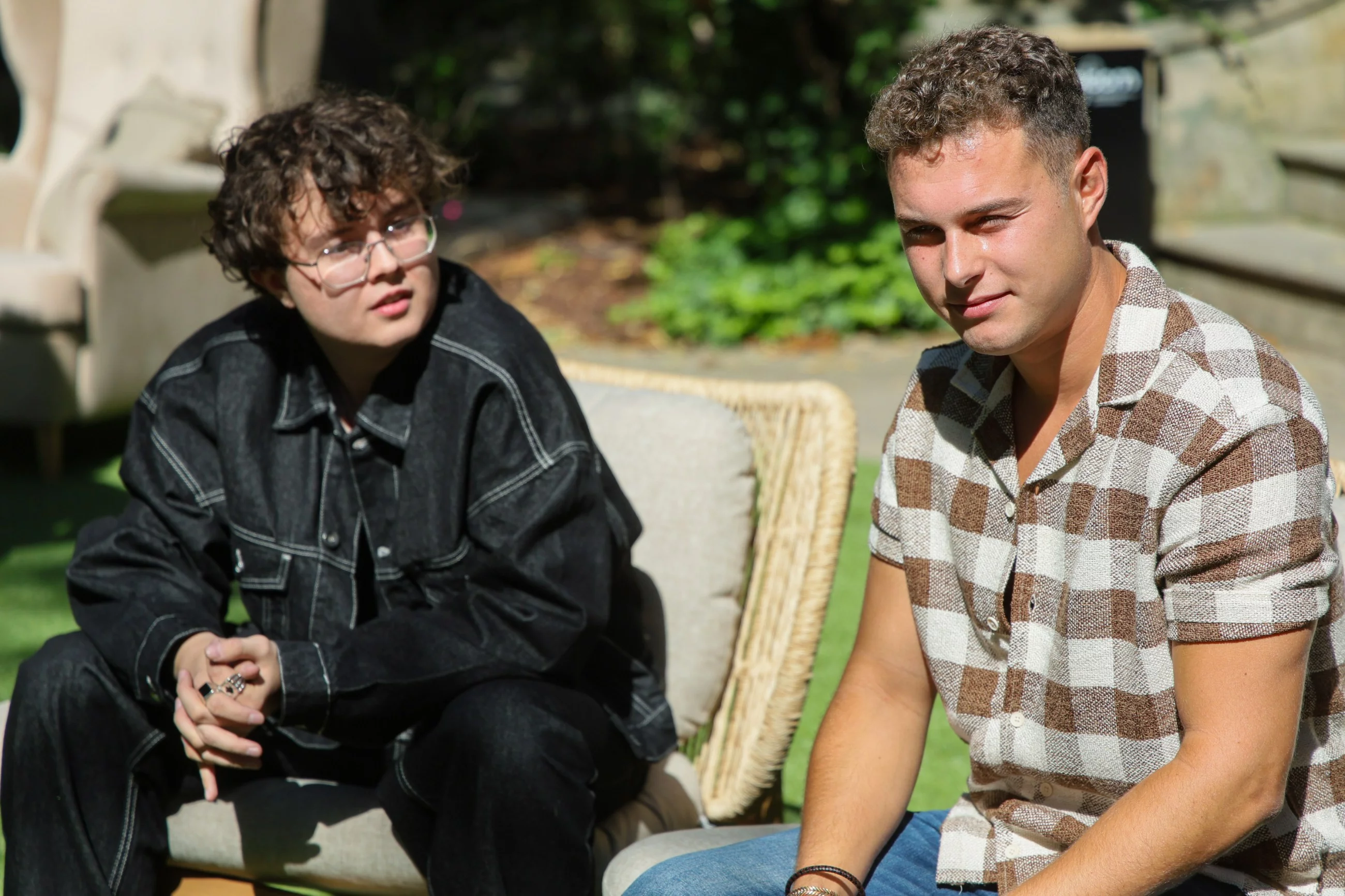 Aktorzy Adam Zdrójkowski (P) i Mateusz Pawłowski (L)