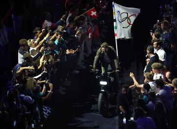 Aktor Tom Cruise podczas zakończenia Igrzysk Olimpijskich w Paryżu