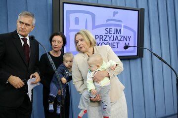 Aktorka, 60-letnia matka bliźniąt, Barbara Sienkiewicz z dziećmi, po konferencji prasowej wicemarszałek Sejmu Wandy Nowickiej w 2015 roku