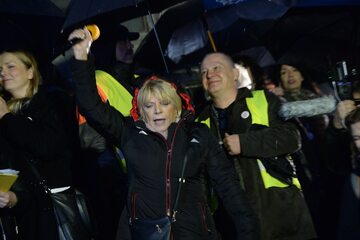 Aktorka Dorota Stalińska podczas pierwszej rocznicy Czarnego Protestu na Placu Zamkowym