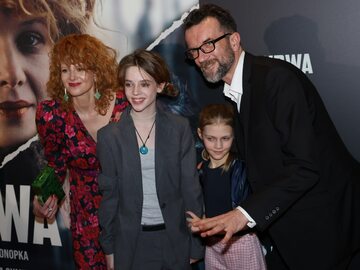 Aktorzy Tomasz Kot (P), Klementyna Karnkowska (2L) i Karolina Gruszka (L) na premierze filmu "Wyrwa"
