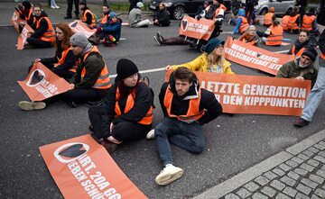 "Aktywiści klimatyczni" z "Ostatniego pokolenia" podczas "protestu" w Berlinie