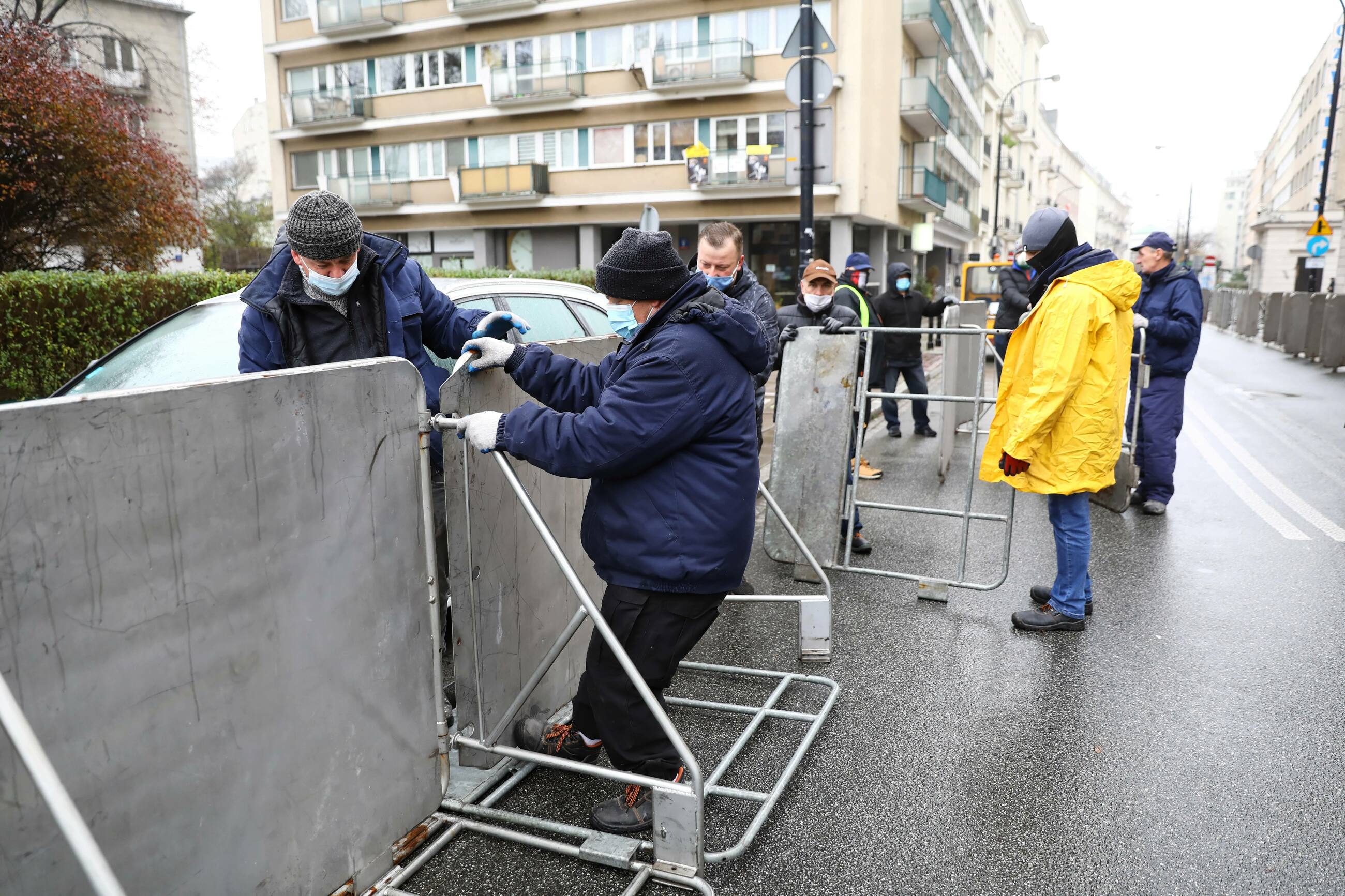 Rozstawianie barier odgradzających budynek Sejmu w Warszawie