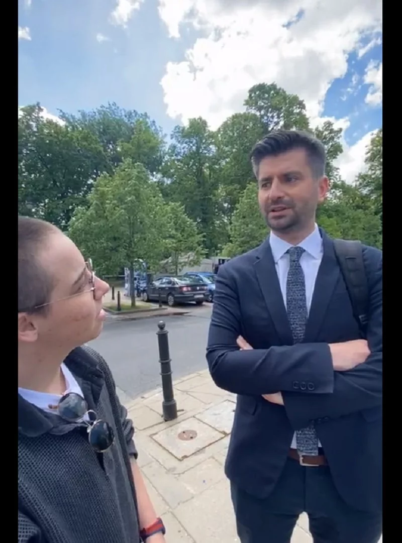 Aktywiści Stop Bzdurom spotkali Krzysztofa Śmiszka przed Sejmem.