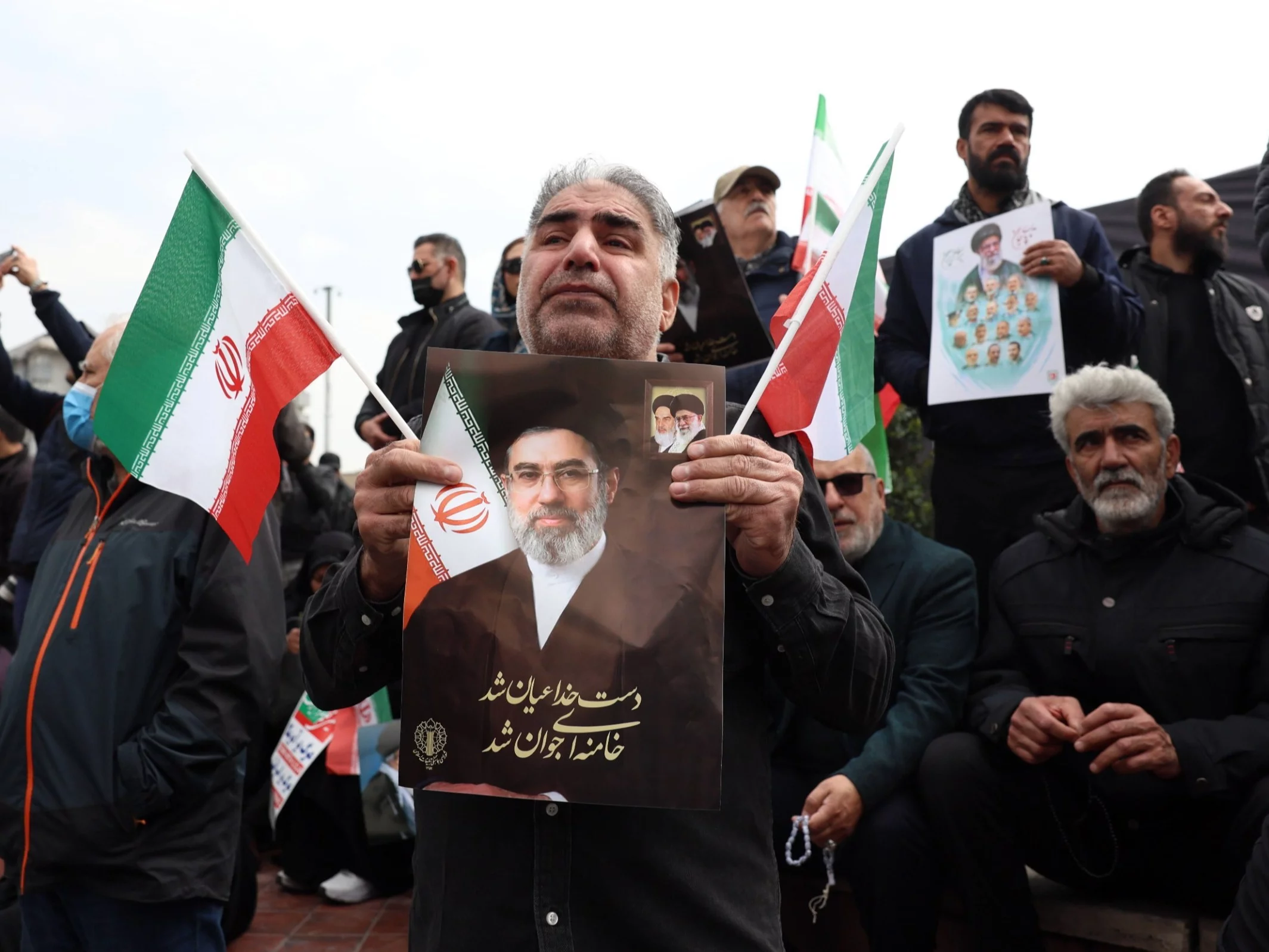 Irańczyk trzyma zdjęcie nowego przywódcy kraju Modżtaby Chameneiego