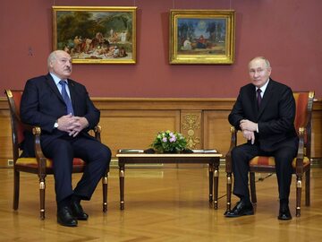 Aleksandr Łukaszenka i Władimir Putin podczas spotkania w Muzeum Rosyjskim w St. Petersburgu