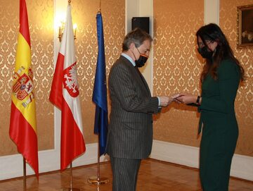 Ambasada Polski w Madrycie. Uroczystość wręczenia Krzyża Kawalerskiego Orderu Zasługi RP- eurodeputowanemu Hermannowi Tertschowi del Valle-Lersundi.