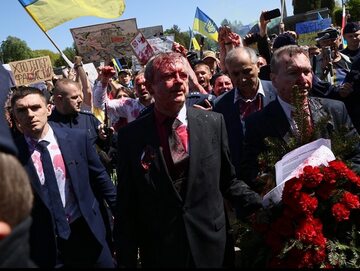 Ambasador Federacji Rosyjskiej w Polsce Siergiej Andriejew oblany substancją przez ukraińską aktywistkę Irynę Zemlanę