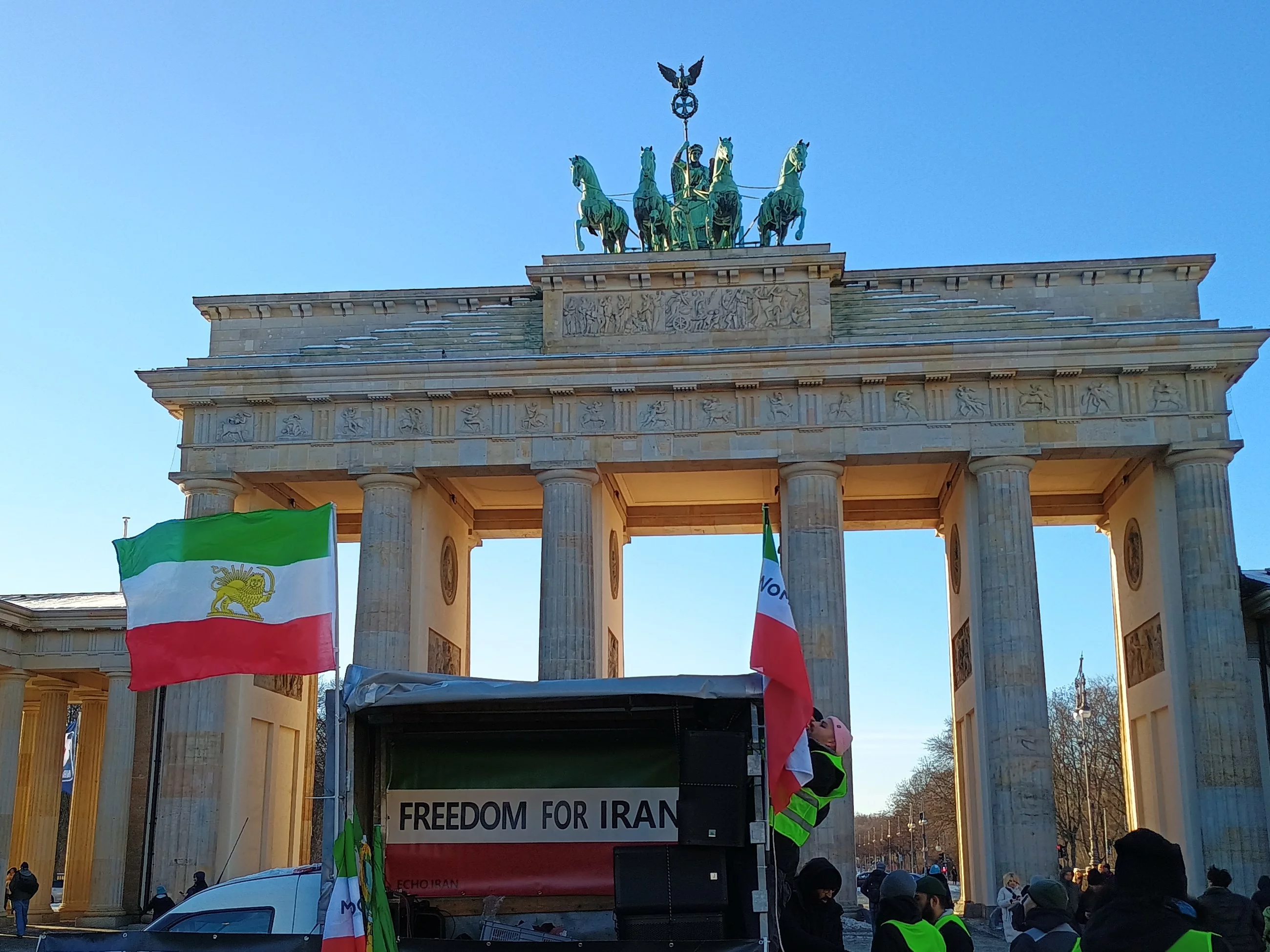 Demonstracja solidarności z protestującymi w Iranie pod Bramą Brandenburską w Berlinie