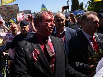 Ambasador Rosji oblany sztuczną krwią przed Cmentarzem Żołnierzy Radzieckich