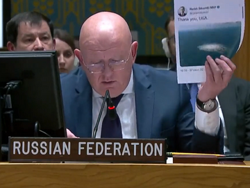 Ambasador Rosji przy ONZ Wasilij Nebenzia pokazuje wpis Radosława Sikorskiego