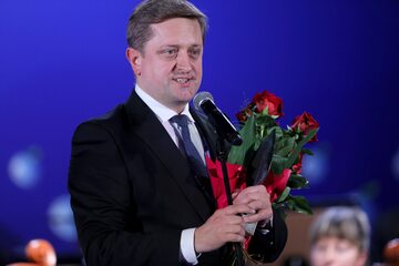 Ambasador Ukrainy Wasyl Zwarycz odebrał nagrodę Człowieka Roku dla prezydenta Ukrainy Wołodymyra Zełenskiego na gali XXXI Forum Ekonomicznego w Karpaczu.