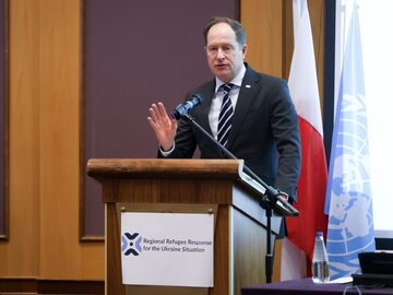 Ambasador USA Mark Brzezinski podczas konferencji nt. uchodźców