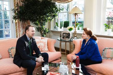 Ambasador USA w Polsce Georgette Mosbacher rozmawia z dziennikarzem "Do Rzeczy" Marcinem Makowskim.