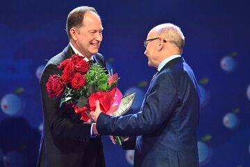 Ambasador USA w Polsce Mark Brzezinski (L) otrzymał statuetkę "Człowieka Roku 2023" z rąk przewodniczącego Rady Programowej Forum Zygmunta Berdychowskiego