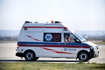 Ambulans na lotnisku, zdjęcie ilustracyjne