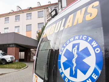 Ambulans przed szpitalem, zdjęcie ilustracyjne