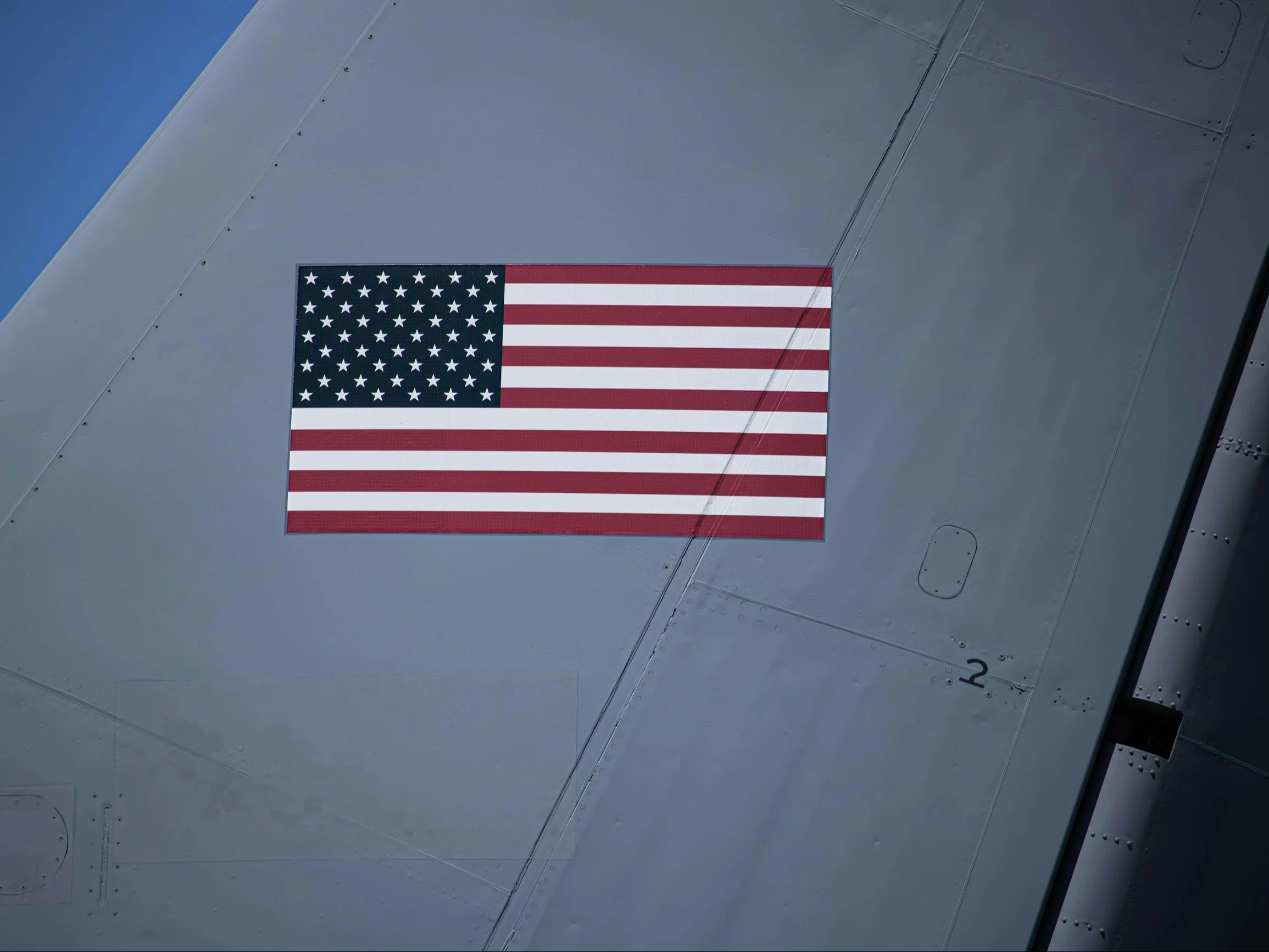 Flaga USA na skrzydle samolotu wojskowego