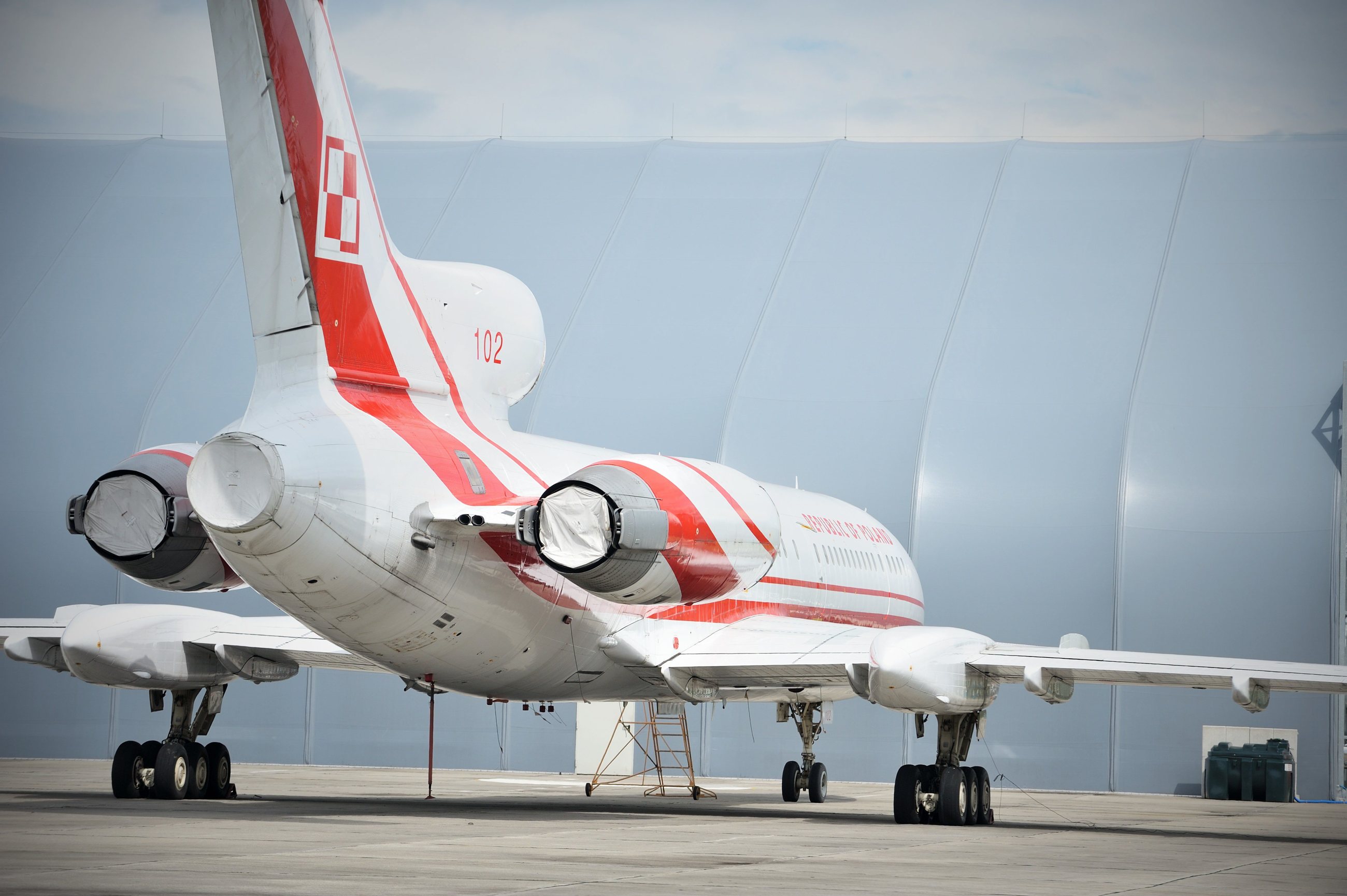 Tu-154M o numerze bocznym 102 na płycie lotniska w 23. Bazie Lotnictwa Taktycznego w Mińsku Mazowieckim