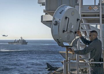 Amerykanie zaczęli używać na okrętach wojennych broni akustycznej, aby odstraszać załogi małych łodzi, po ataku na USS „Cole”