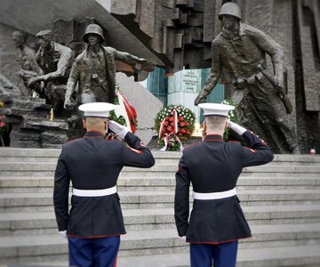 Amerykańscy Marines oddają hołd poległym Bohaterom Powstania Warszawskiego (zdjęcie z Twittera ambasady USA w Polsce).