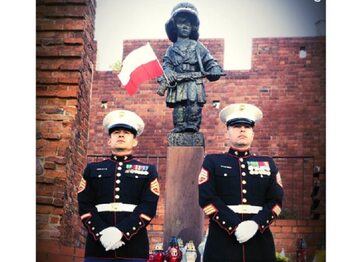 Amerykańscy żołnierze przed Pomnikiem Małego Powstańca