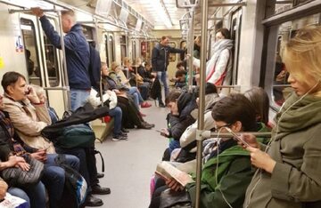Amerykański dziennikarz umieścił zdjęcie na Twitterze i podpisał "To metro w Polsce. Zauważyliście coś niezwykłego?".