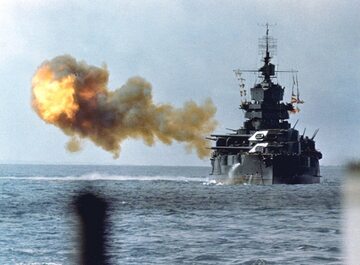 Amerykański okręt USS Idaho ostrzeliwuje Okinawę, 1 kwietnia 1945 r.