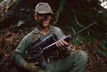 Amerykański żołnierz z karabinem M16A1 wyposażonym w celownik do walki nocą, 1972 rok.