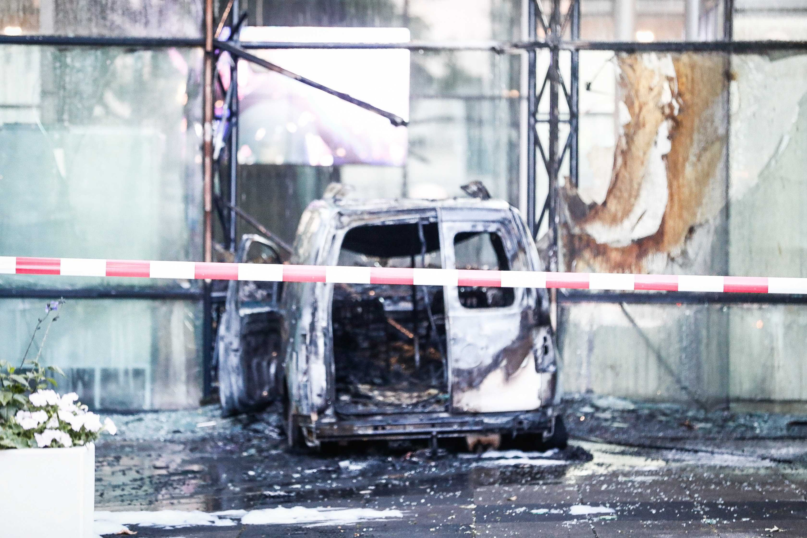 Samochód wjechał w  budynek około godziny 4 rano. Sprawca ataku uciekł z miejsca zdarzenia