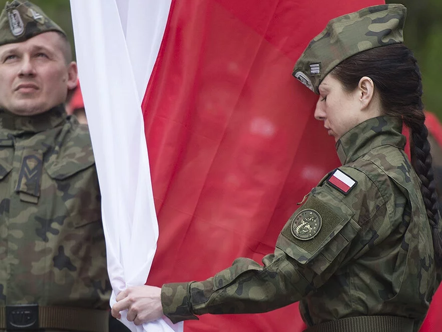 Polscy żołnierze z flagą