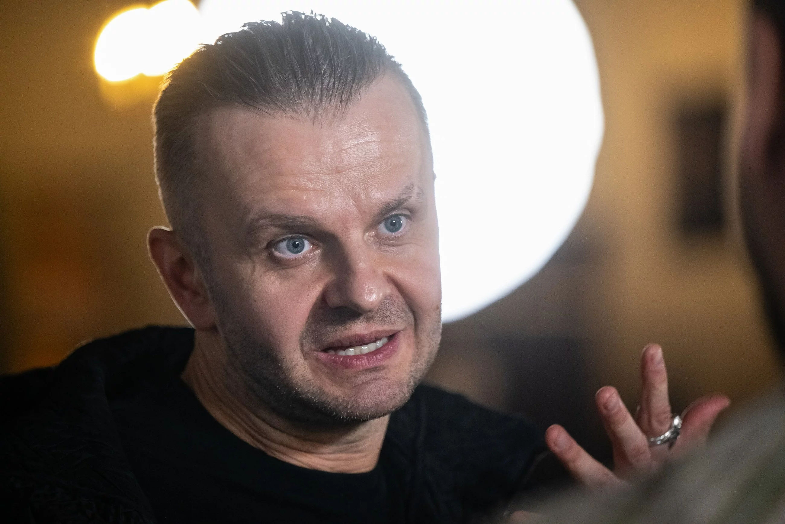 Prof. Andrzej Dragan, fizyk teoretyk, artysta i popularyzator nauki, specjalista od łączenia teorii względności z teorią kwantową