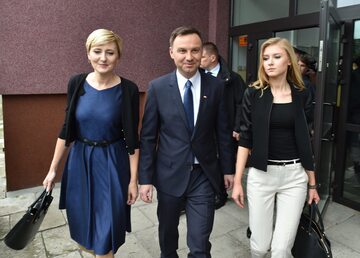Andrzej Duda (C) w towarzystwie żony Agaty (L) i córki Kingi (P)