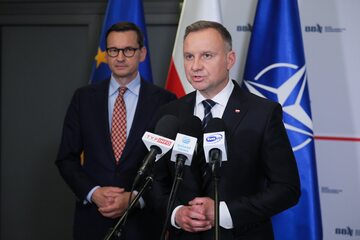 Andrzej Duda i premier Mateusz Morawiecki podczas konferencji prasowej w siedzibie Biura Bezpieczeństwa Narodowego