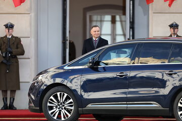 Andrzej Duda na dziedzińcu Pałacu Prezydenckiego. Obok Renault Espace Emmanuela Macrona