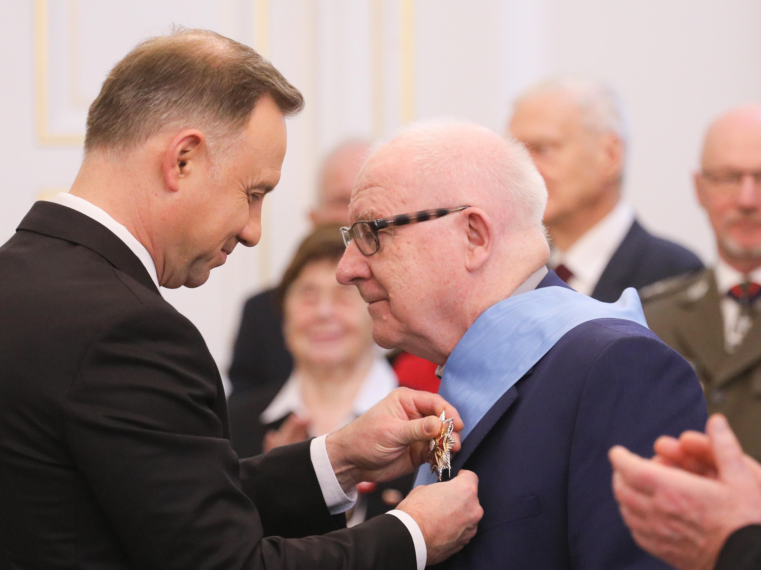 Prezydent RP Andrzej Duda (L) oraz Ojciec Jacek Salij (P) podczas uroczystości wręczenia odznaczeń państwowych z okazji Narodowego Święta Niepodległości, 11 bm. w Belwederze w Warszawie.